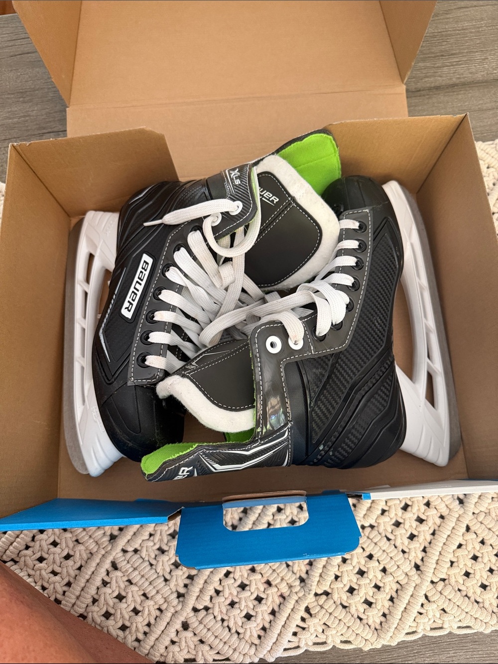 Bauer Hockey ice skates kids size 4 used maybe 6x’s